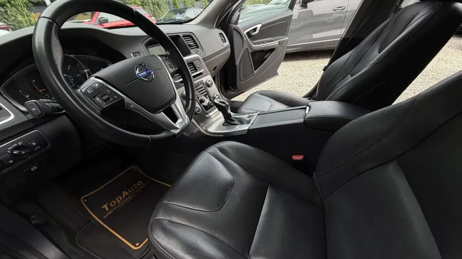 VOLVO V60 -