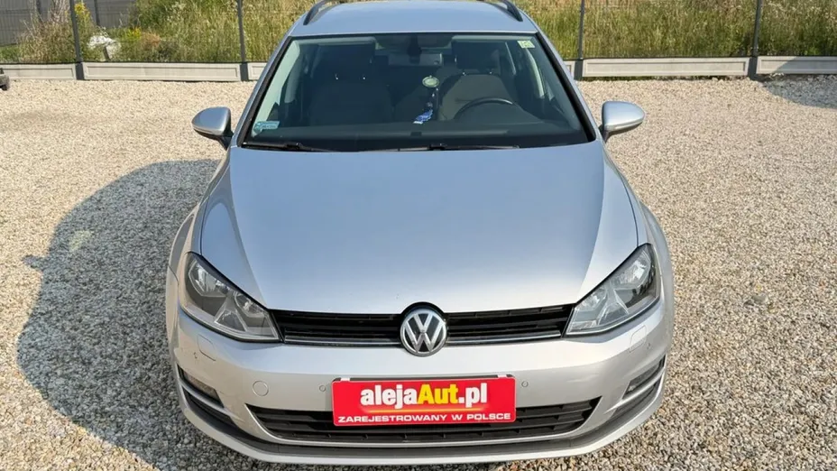 VOLKSWAGEN Golf -