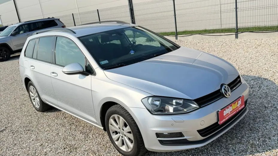 VOLKSWAGEN Golf -