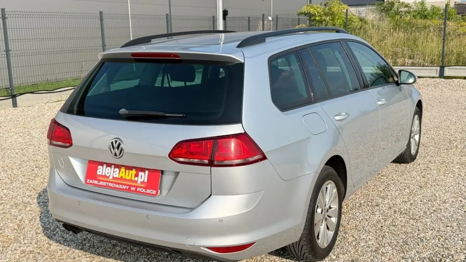 VOLKSWAGEN Golf -