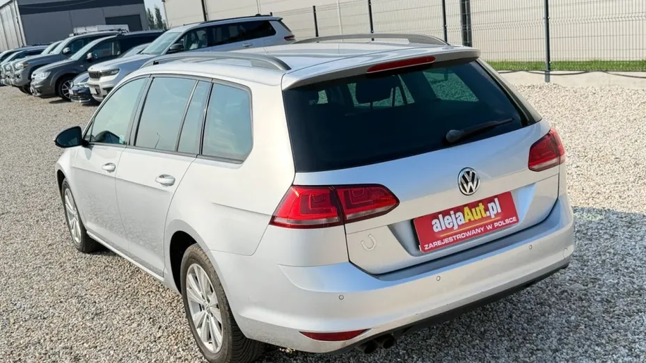 VOLKSWAGEN Golf -