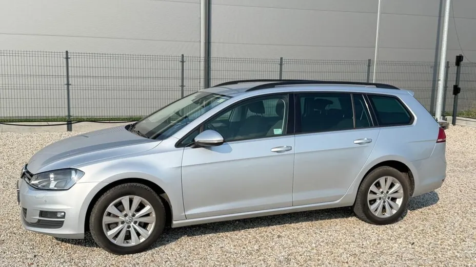 VOLKSWAGEN Golf -