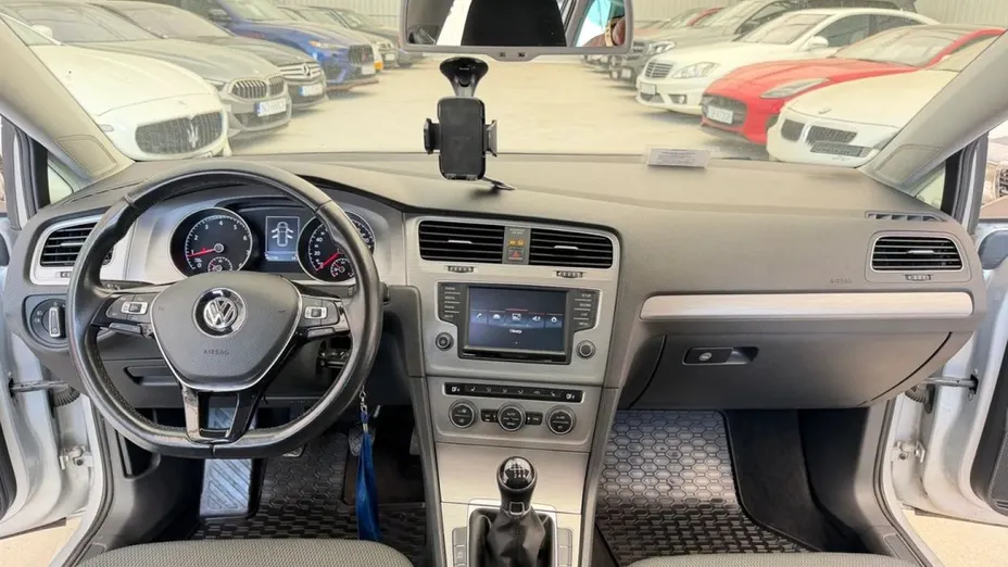 VOLKSWAGEN Golf -