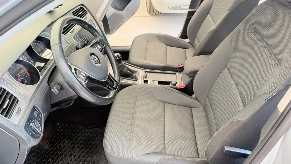 VOLKSWAGEN Golf -