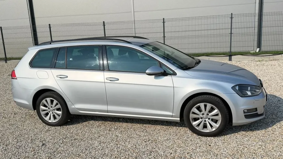 VOLKSWAGEN Golf -