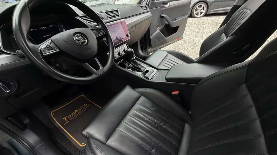 SKODA Superb -
