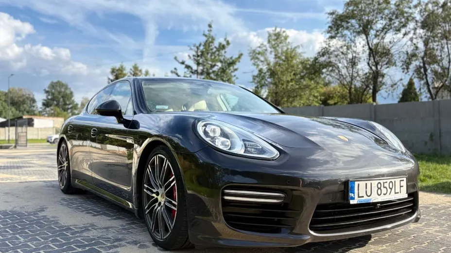 PORSCHE Panamera -