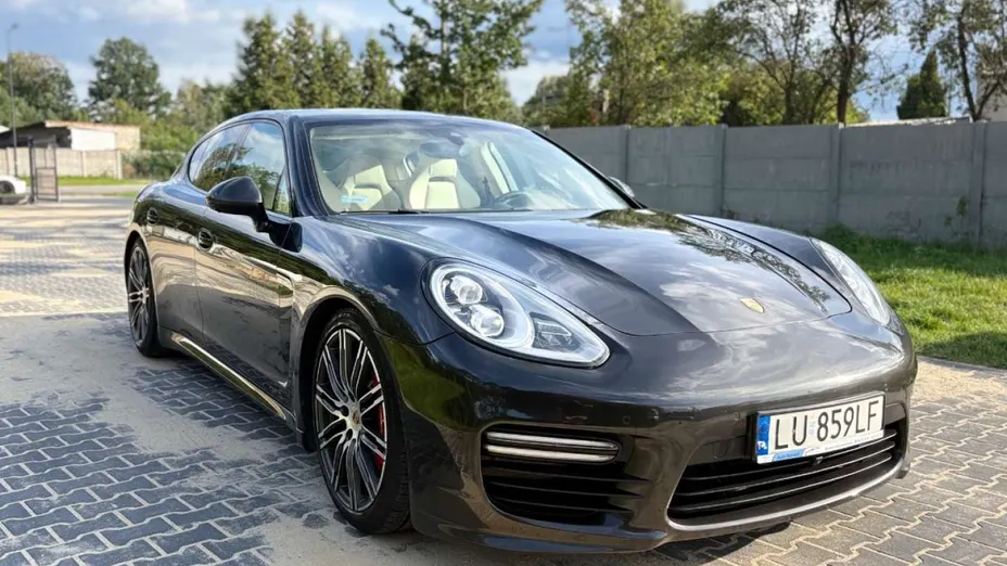 PORSCHE Panamera -