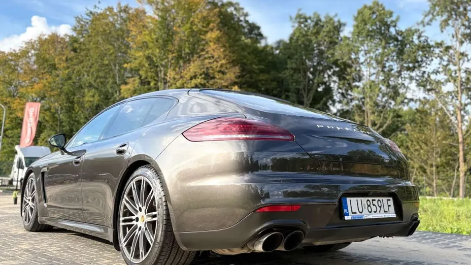 PORSCHE Panamera -