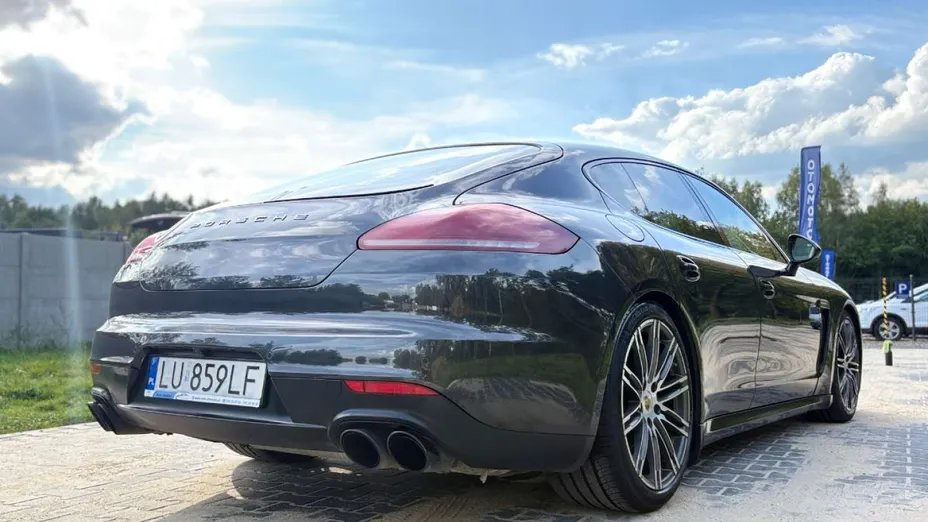 PORSCHE Panamera -