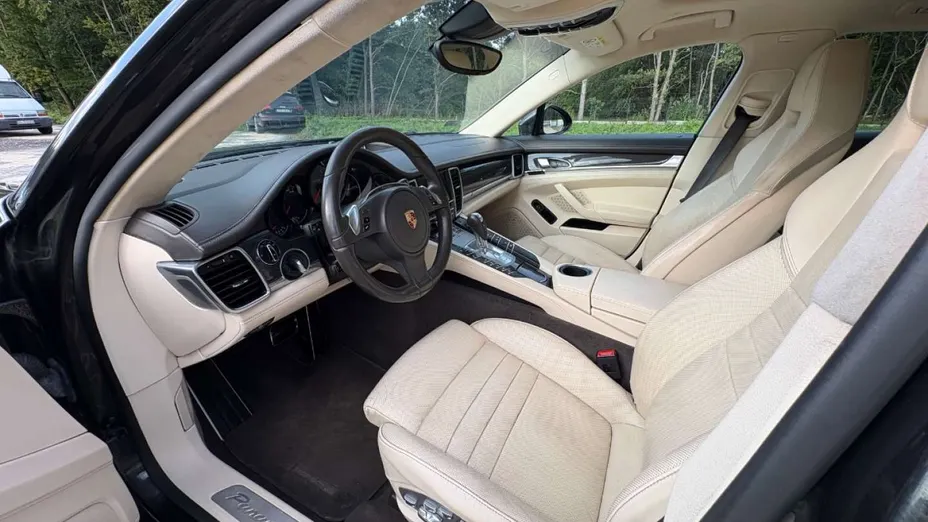 PORSCHE Panamera -