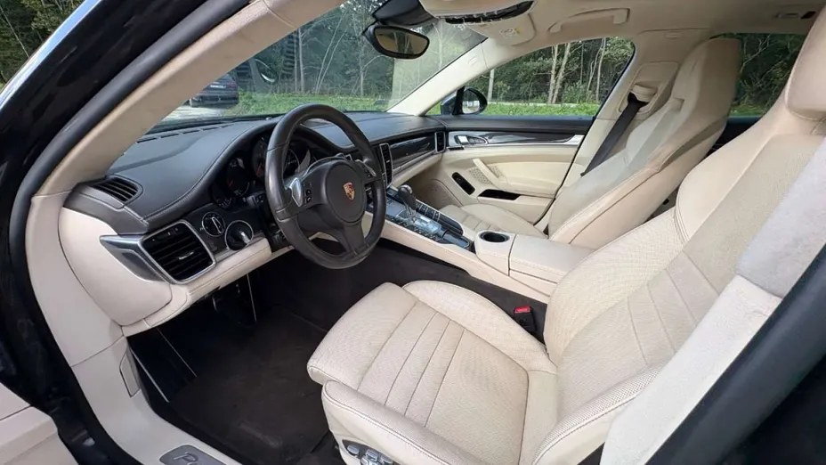 PORSCHE Panamera -