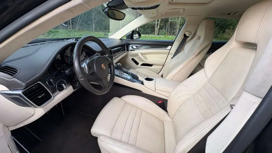 PORSCHE Panamera -