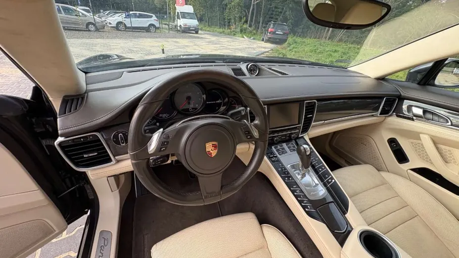 PORSCHE Panamera -