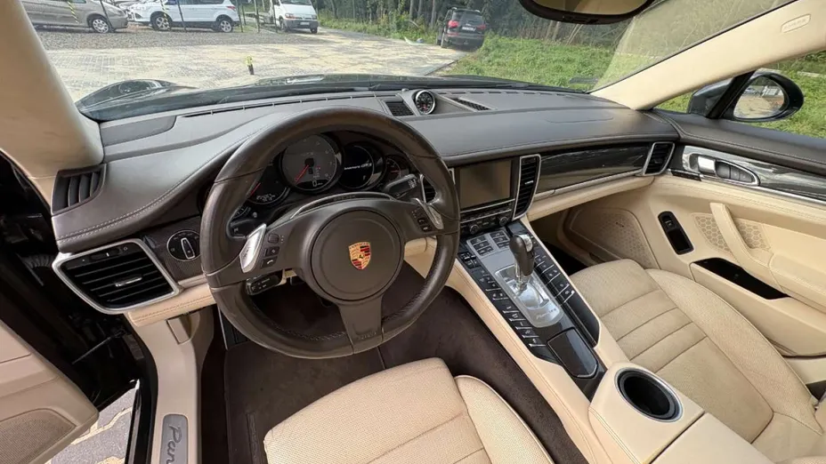PORSCHE Panamera -