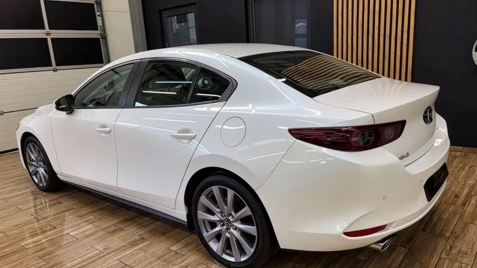 MAZDA 3 -