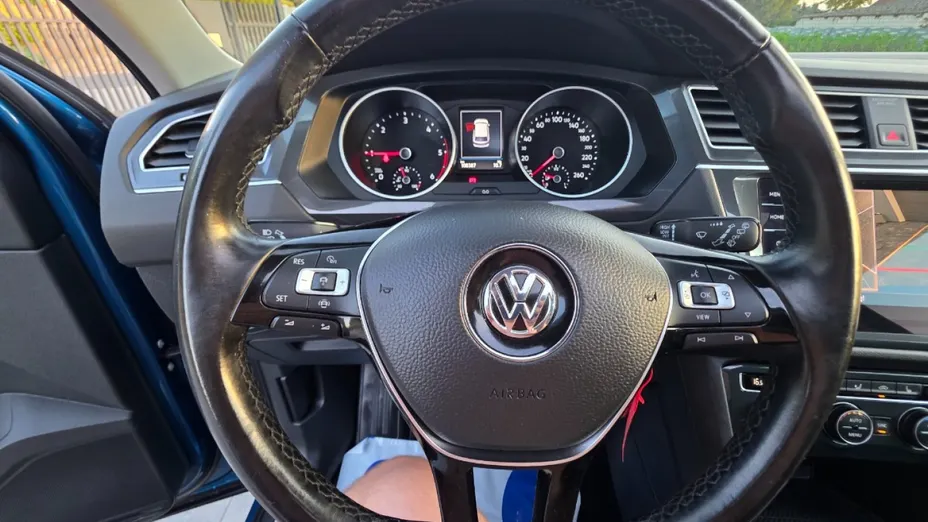 VOLKSWAGEN Tiguan -