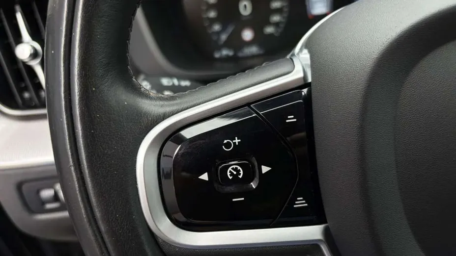 VOLVO XC60 -
