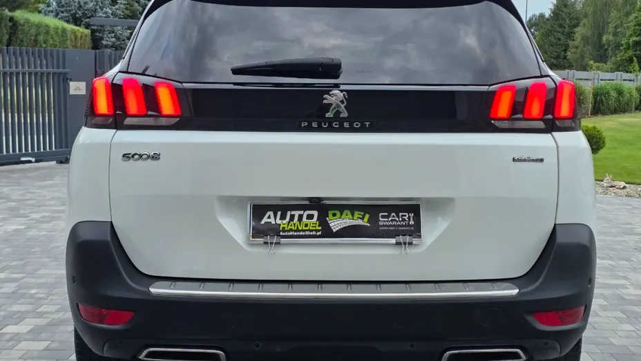 PEUGEOT 5008 -