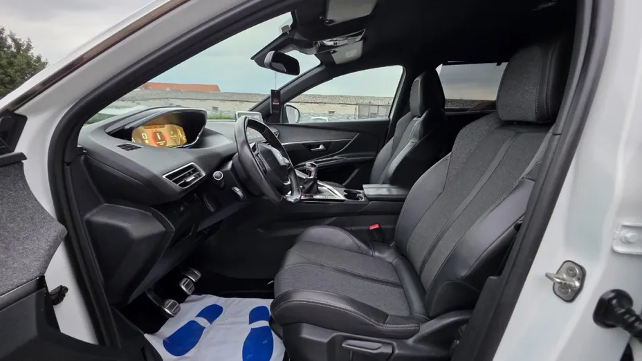 PEUGEOT 5008 -