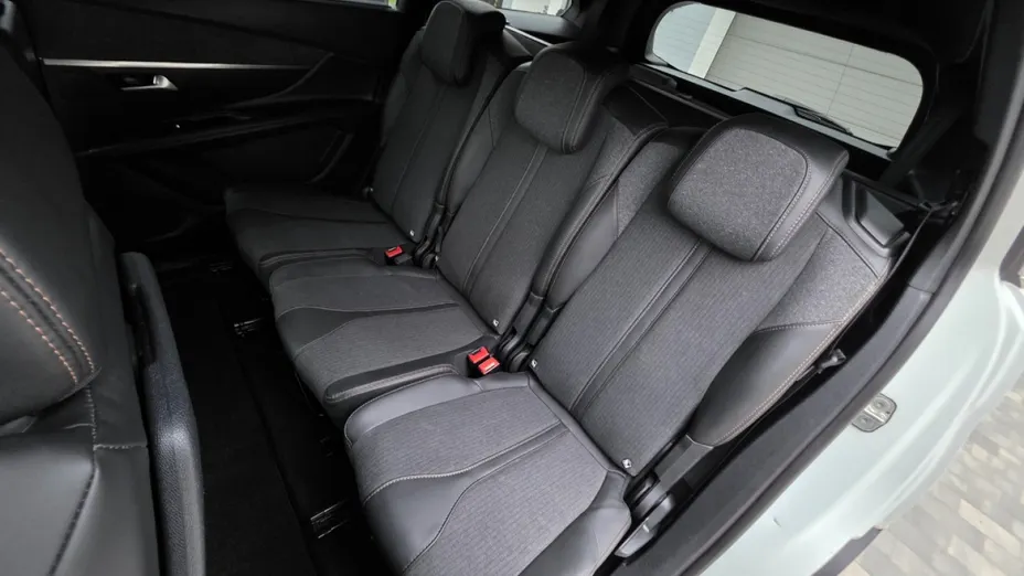 PEUGEOT 5008 -