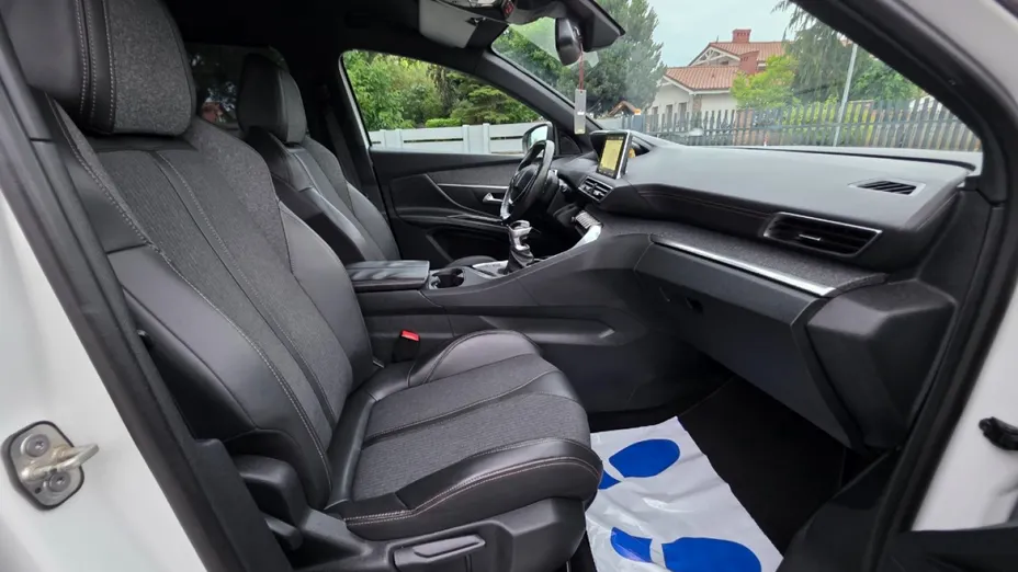 PEUGEOT 5008 -