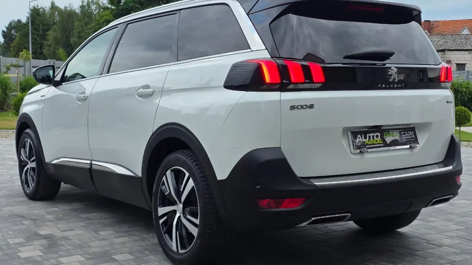 PEUGEOT 5008 -