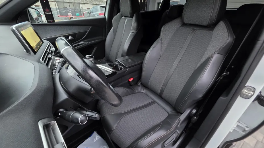 PEUGEOT 5008 -