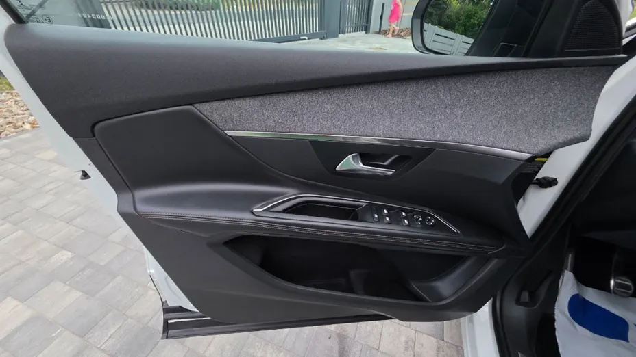 PEUGEOT 5008 -
