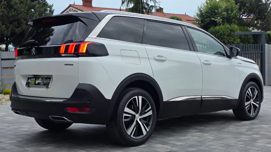 PEUGEOT 5008 -