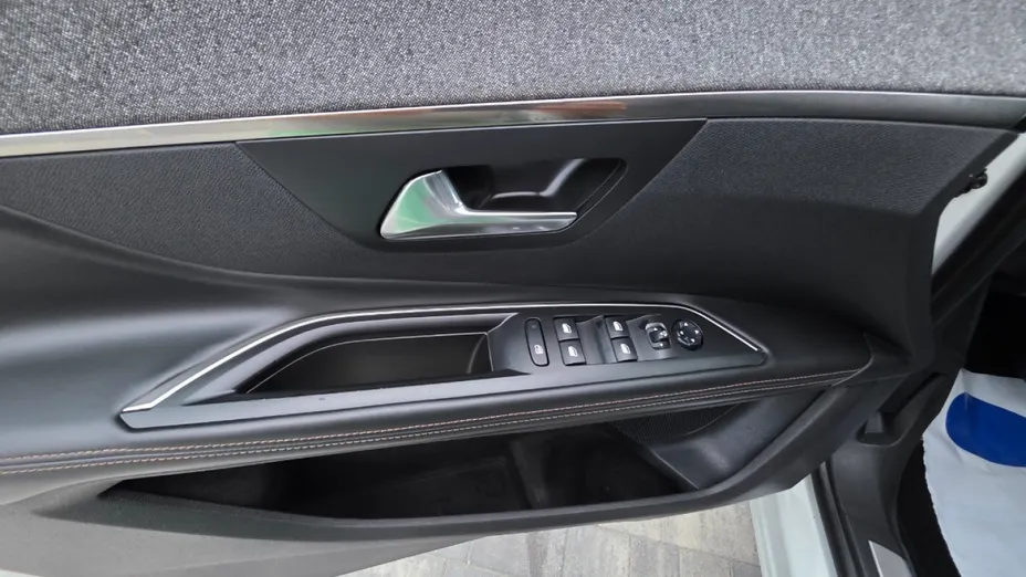 PEUGEOT 5008 -