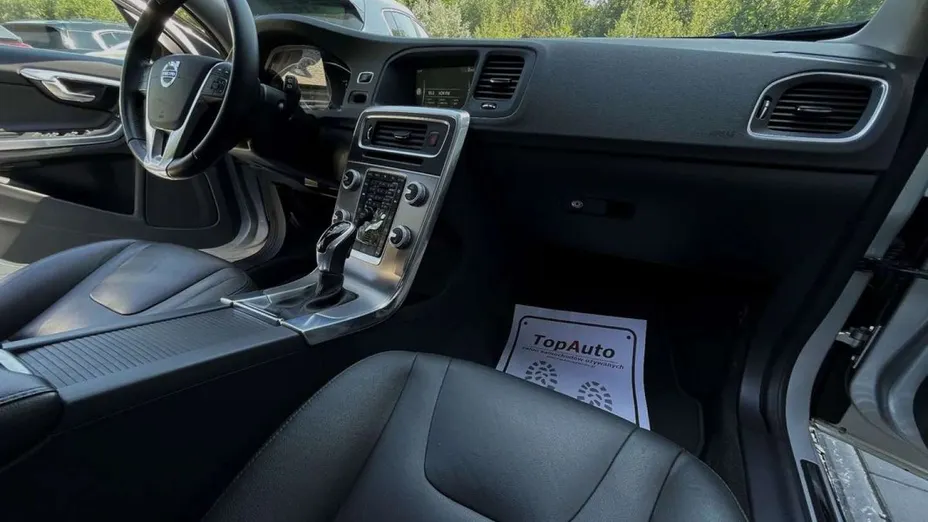 VOLVO V60 -