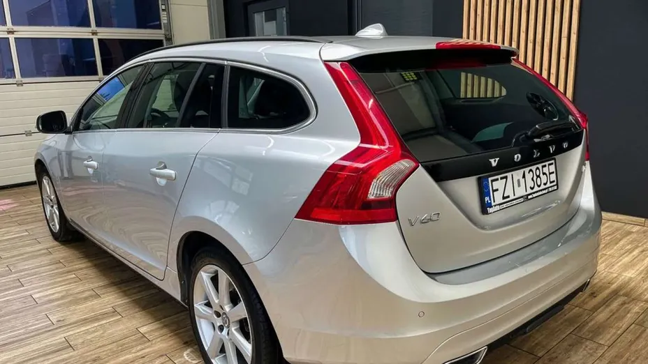 VOLVO V60 -