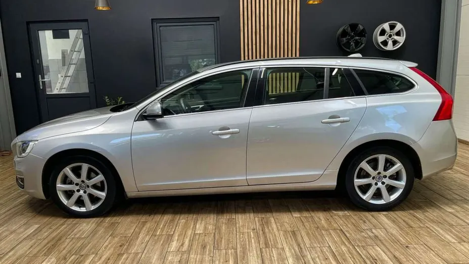 VOLVO V60 -
