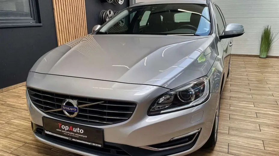 VOLVO V60 -