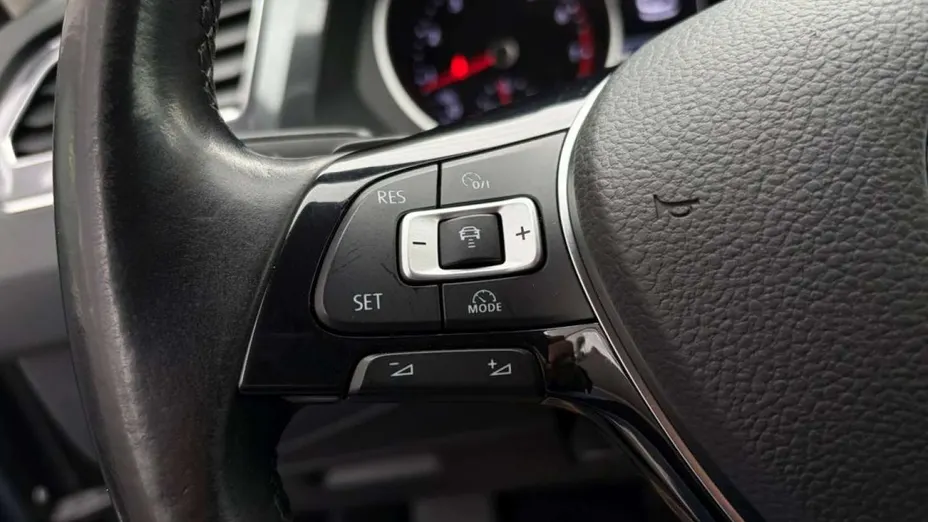 VOLKSWAGEN Tiguan -