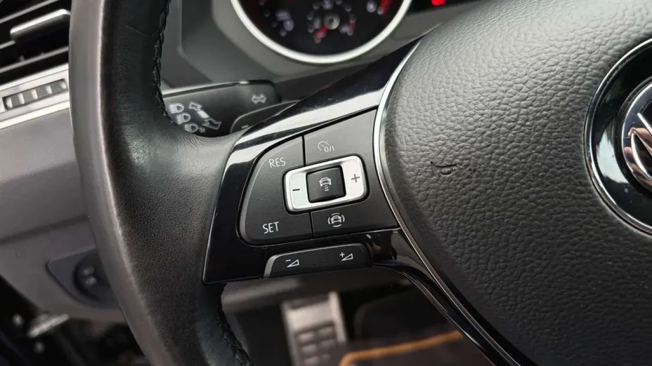 VOLKSWAGEN Tiguan -