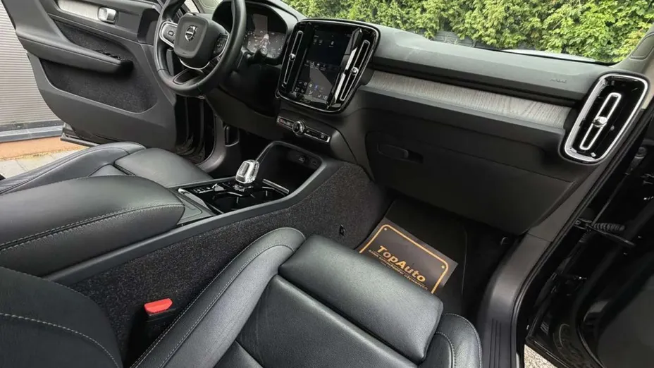 VOLVO XC40 -