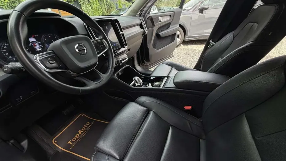 VOLVO XC40 -