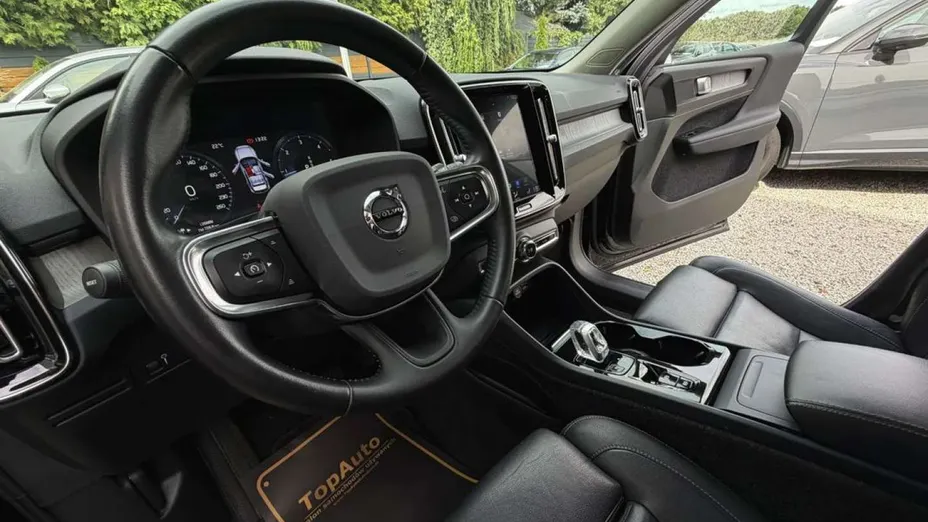VOLVO XC40 -