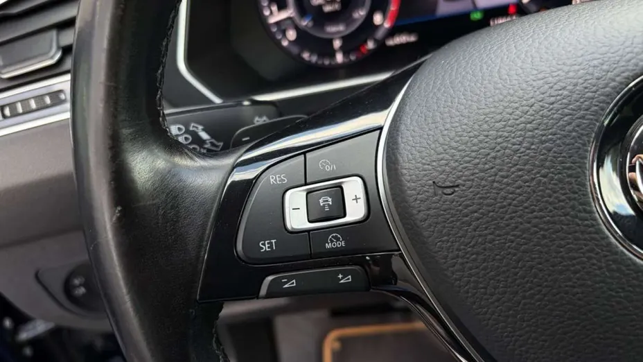 VOLKSWAGEN Tiguan -