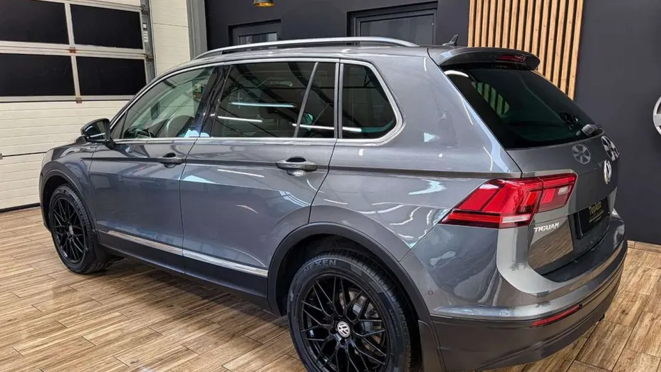 VOLKSWAGEN Tiguan -