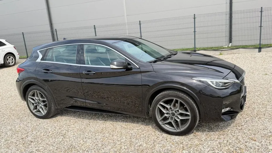 INFINITI Q30 -