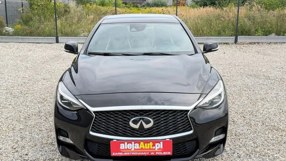 INFINITI Q30 -