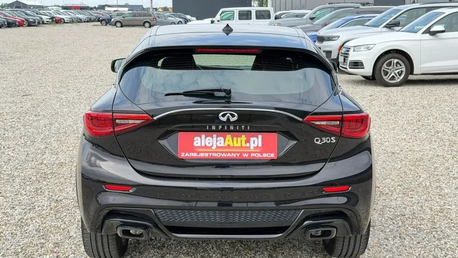INFINITI Q30 -