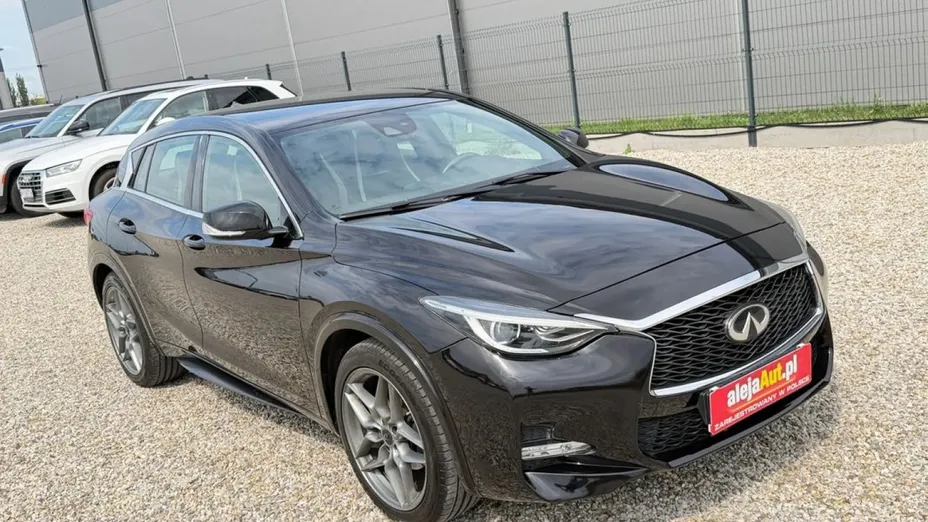 INFINITI Q30 -