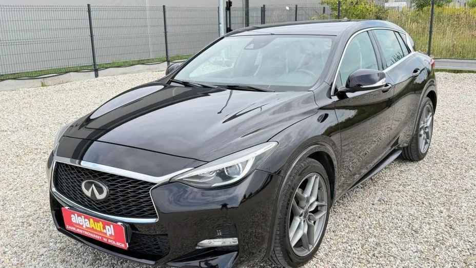 INFINITI Q30 -