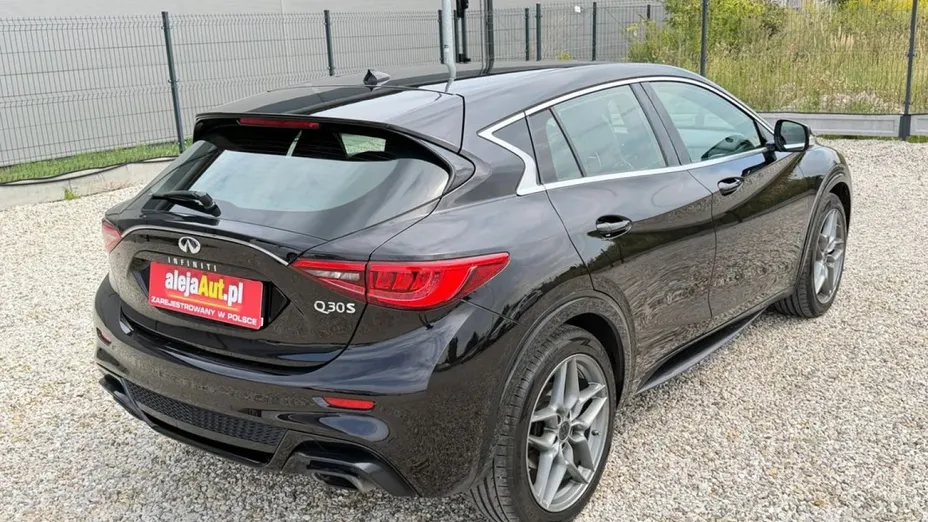 INFINITI Q30 -