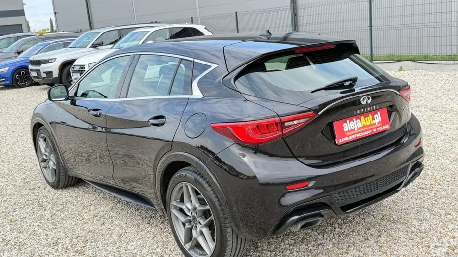 INFINITI Q30 -
