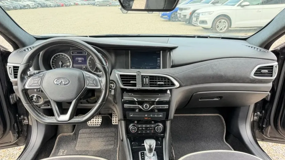 INFINITI Q30 -